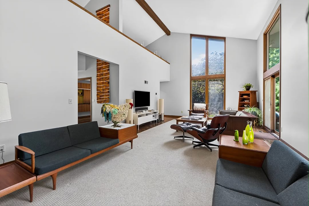 1024 Huntington Rd, Kansas City, MO 64113 - Image 1